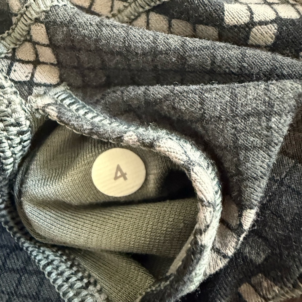 Lululemon Great Price! Black and Gray Graphic Leggings. Size 4 - Picture 7 of 8